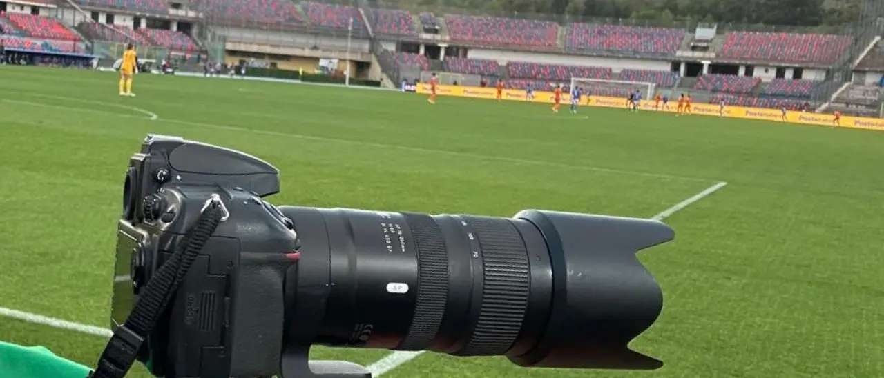 Più che uno scatto, forse serve un passaggio: il Cosenza e la filosofia del fotografo «automunito»\n