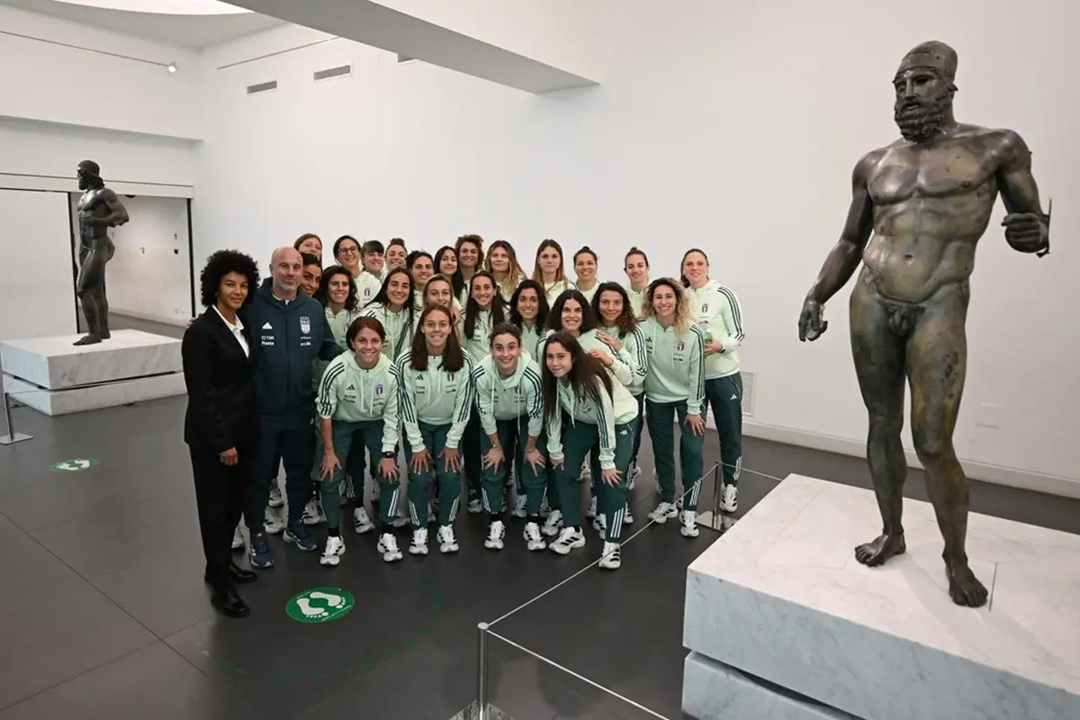 \n\nI Bronzi al\u00A0Museo Archeologico e gli studenti dell’Istituto Telesio: ecco come\u00A0Reggio ha accolto le Azzurre\n