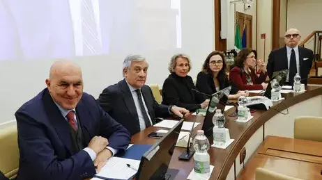 <p>I ministri della Difesa, Guido Crosetto, e degli Esteri Antonio Tajani in audizione in Parlamento (Ansa)</p>\\n