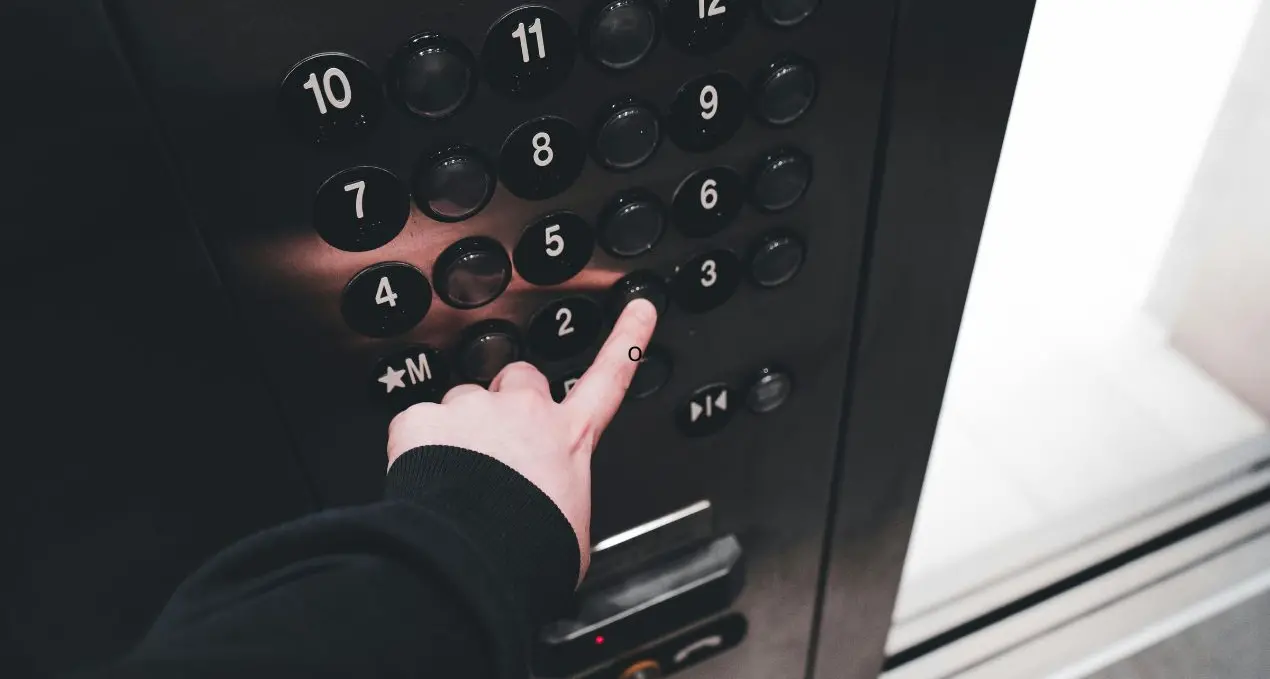 Disabile prigioniero in casa popolare a Filadelfia, l’Aterp: «Appartamento in uno stabile non interamente di nostra proprietà»\n