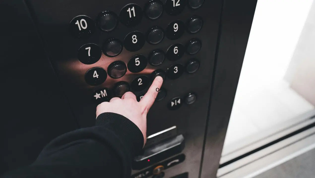 Disabile prigioniero in una casa popolare a Filadelfia, l’Aterp: «Appartamento in uno stabile non interamente di nostra proprietà»\n