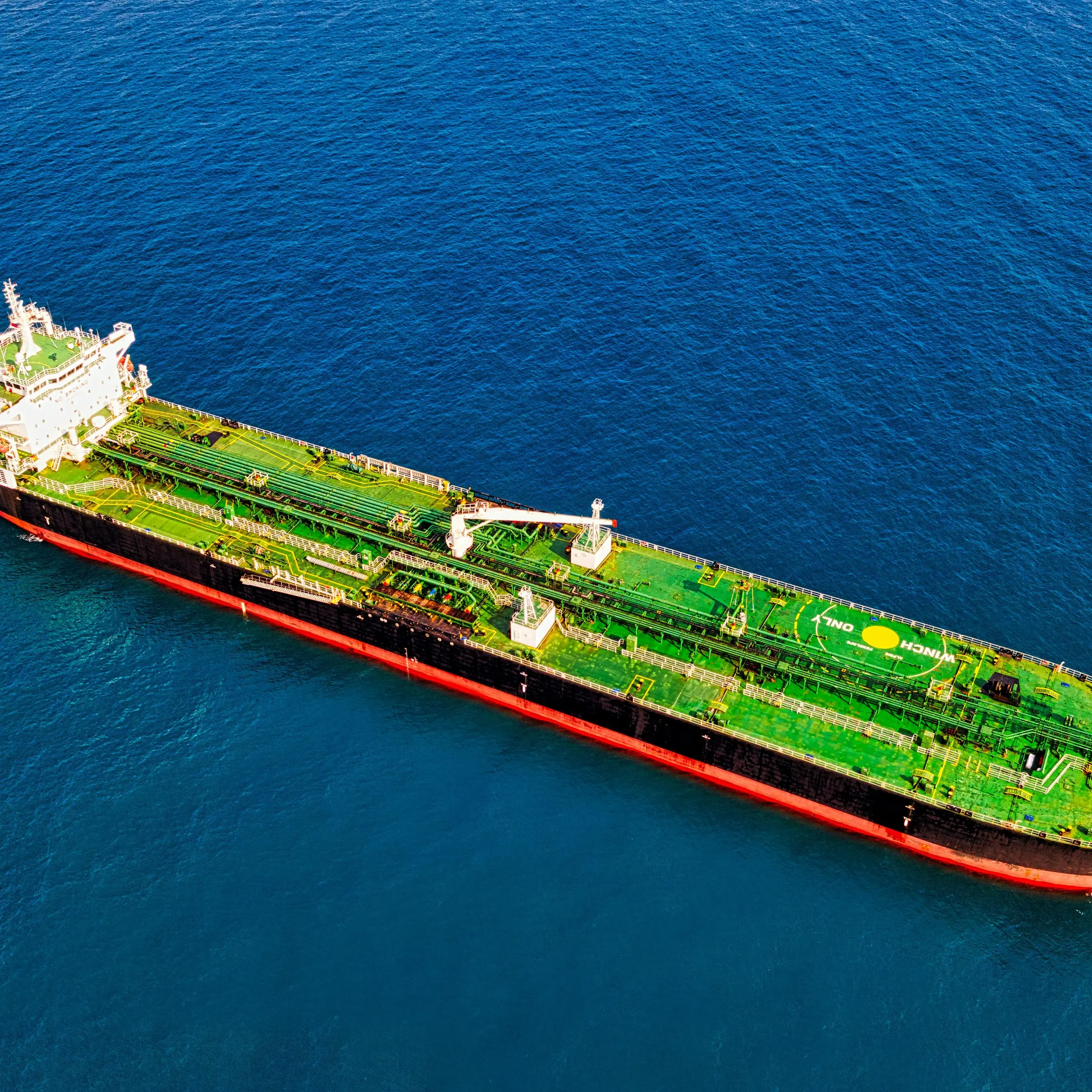 Benzina e bollette, arriva la stangata dopo l’attacco all’Iran: schizzano i prezzi di gas (+45%) e petrolio (+10%)\n