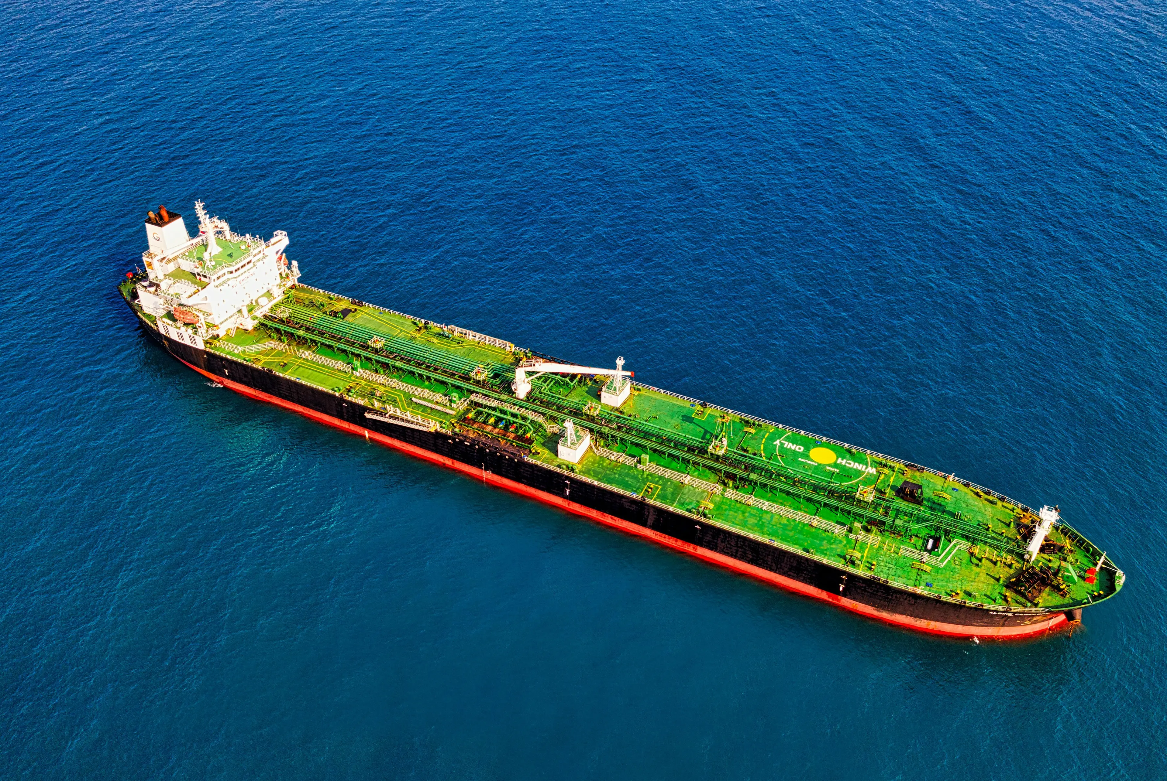 Benzina e bollette, arriva la stangata dopo l’attacco all’Iran: schizzano i prezzi di gas (+45%) e petrolio (+10%)\n