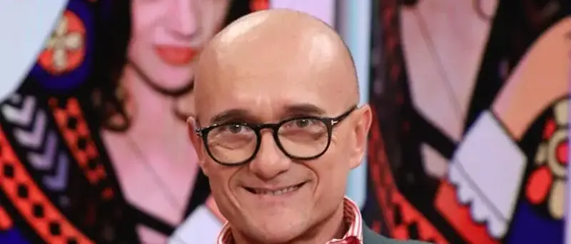 Chi, finisce un’era: Alfonso Signorini lascia la direzione editoriale e saluta i lettori: «Comincio una nuova vita»\n