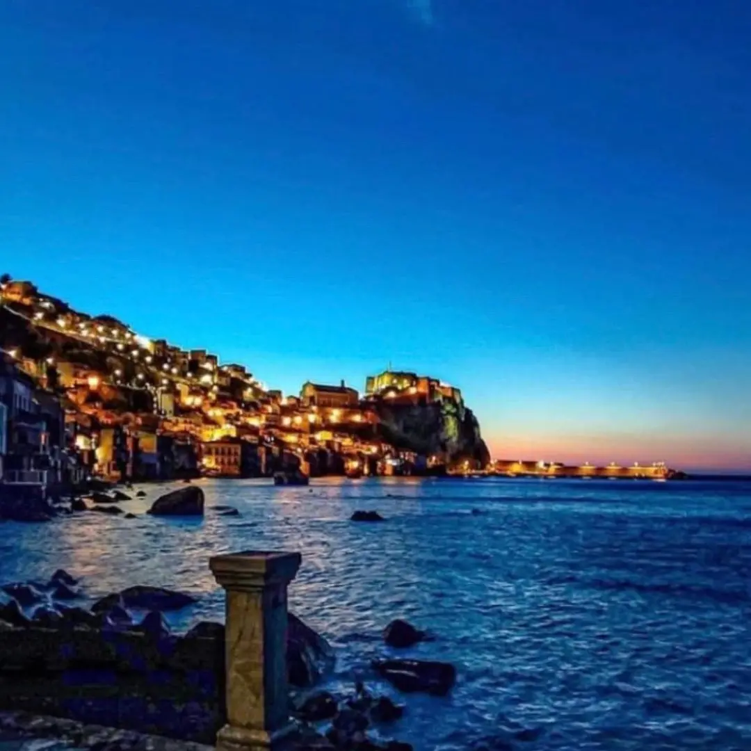 Chianalea al crepuscolo, quando il mare custodisce i sogni\n