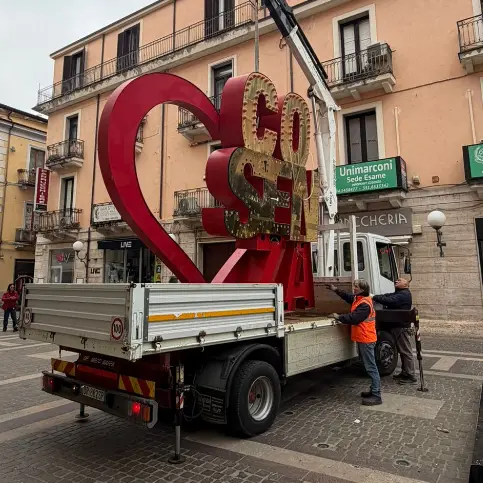 Il cuore di Cosenza torna a nuova vita: avviato il restauro dell’installazione su Corso Mazzini\n