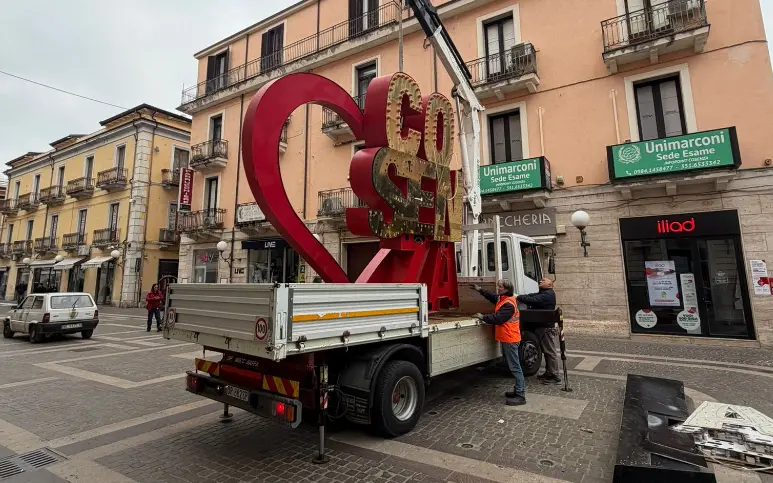 Il cuore di Cosenza torna a nuova vita: avviato il restauro dell’installazione su Corso Mazzini\n