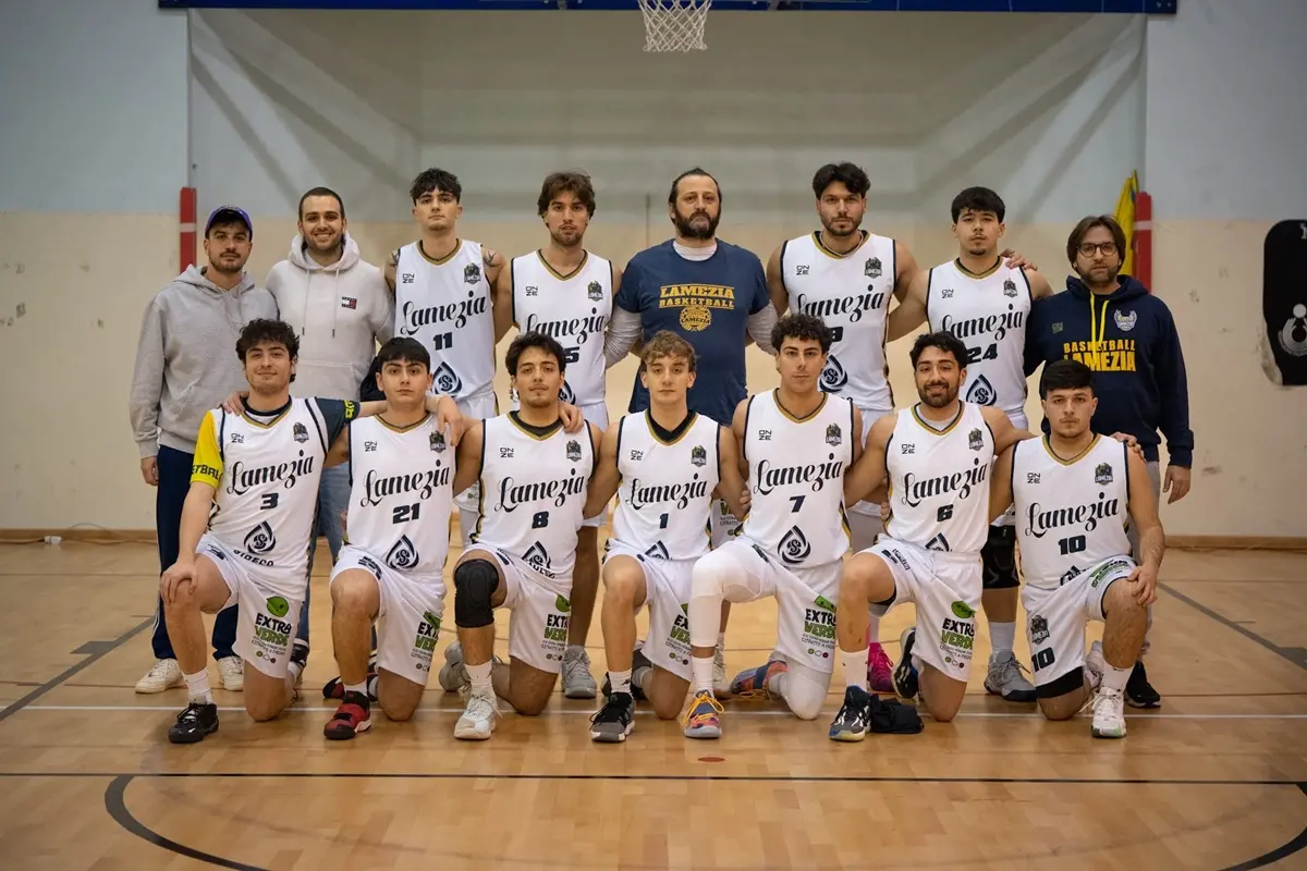 Sideco Lamezia\u00A0sfiora l’impresa contro la scuola basket Viola:\u00A0al pala Archi finisce\u00A072 a 66\n