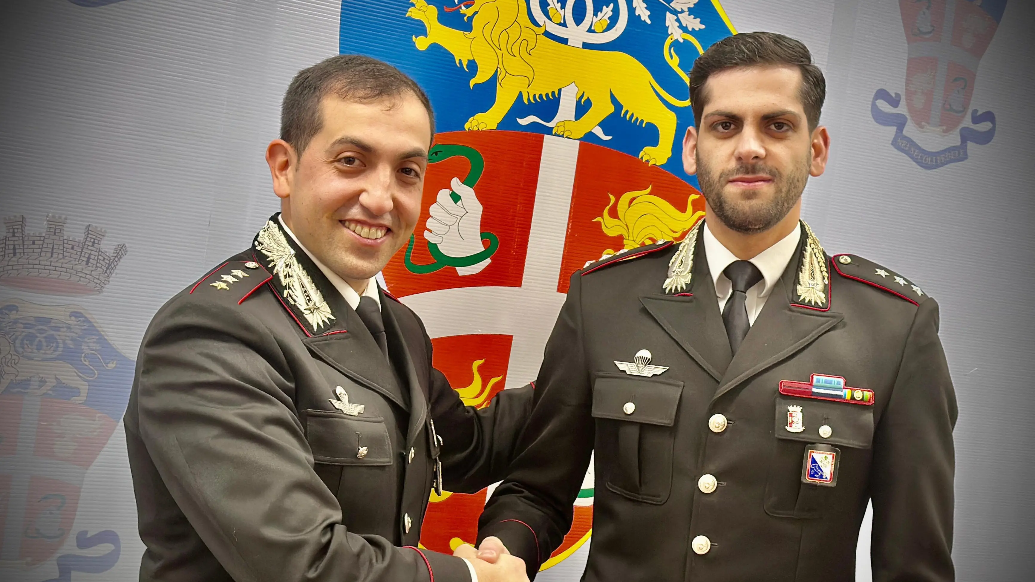 <p>A sinistra il capitano Manuel Grasso, comandante della Compagnia Carabinieri di Vibo Valentia; a destra il Capitano Ludovico Ermini, neo promosso, comandante del Nucleo operativo e radiomobile della Compagnia di Vibo Valentia</p>\\n