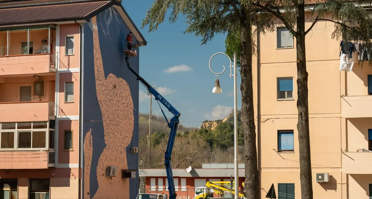 A Cosenza arriva “Oltre il Muro del Silenzio”: il nuovo murale di Gulìa Urbana contro la violenza di genere\n