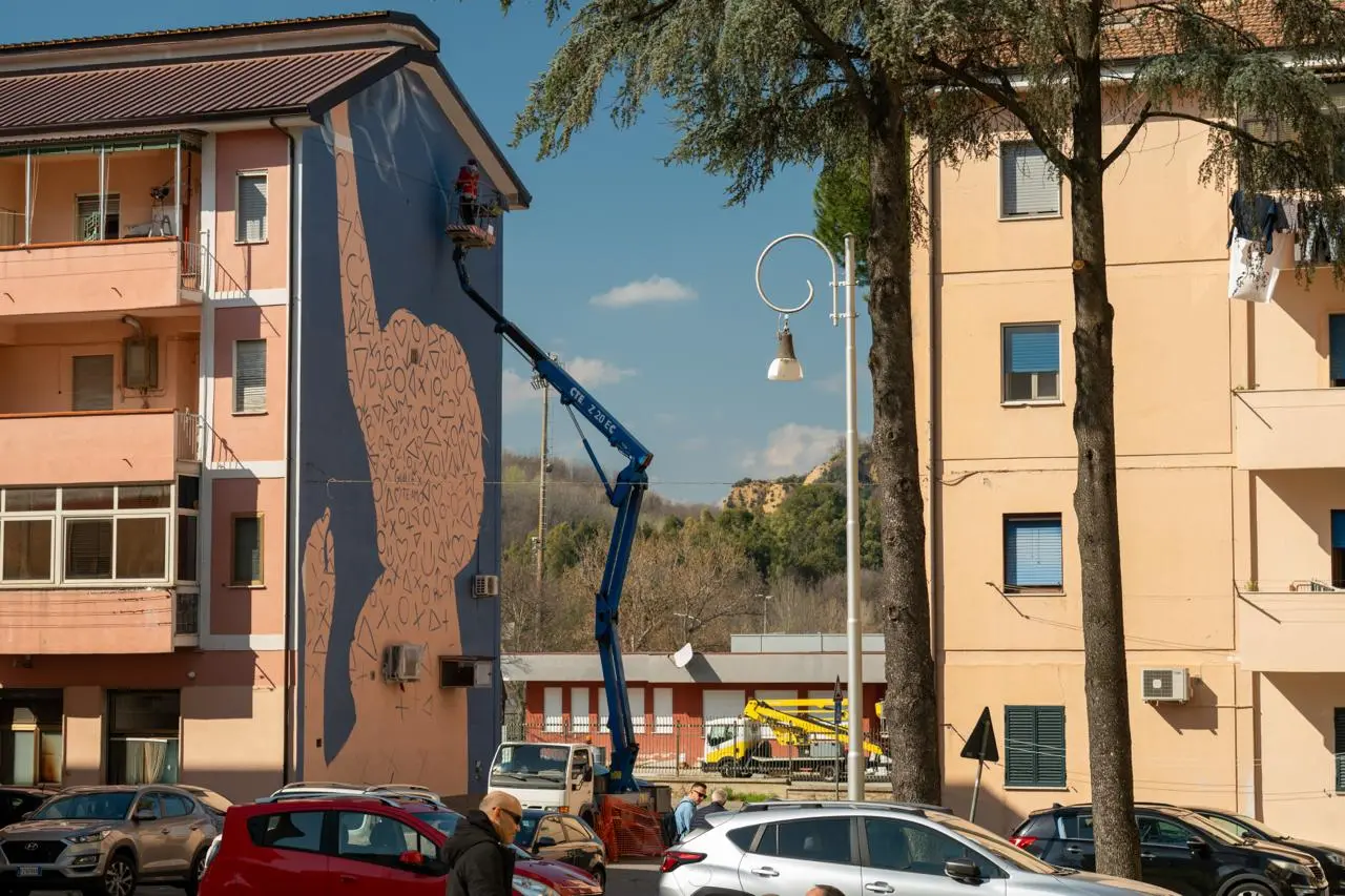 A Cosenza arriva “Oltre il Muro del Silenzio”: il nuovo murale di Gulìa Urbana contro la violenza di genere\n