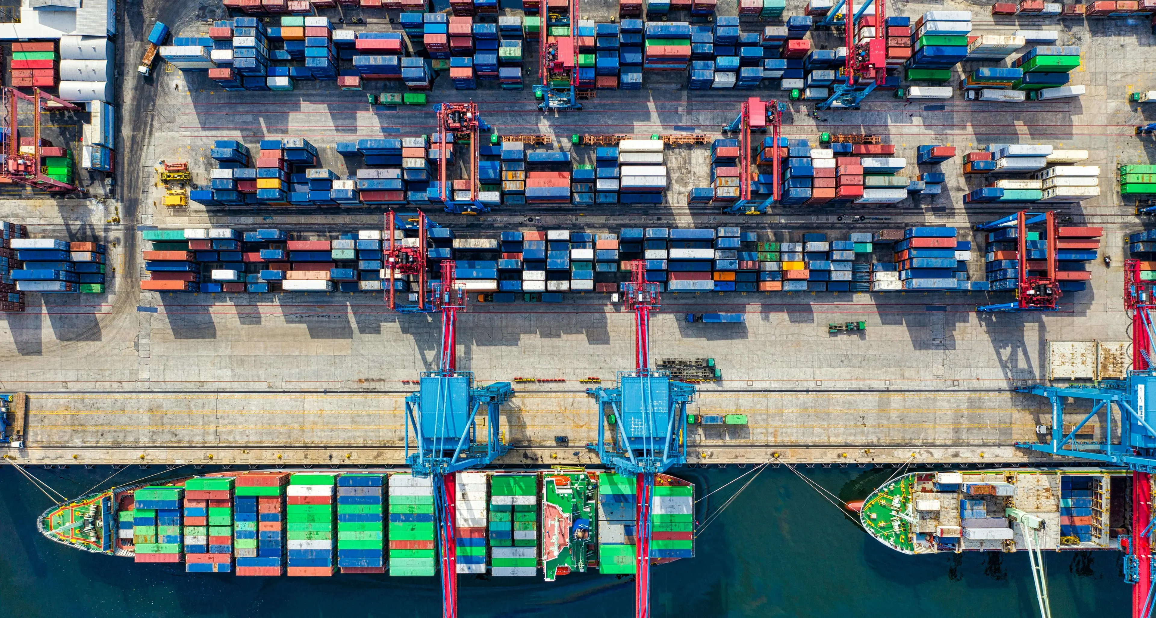 <p>Golfo in fiamme, <span style=\"color:hsl(0, 75%, 60%);\">export calabrese paralizzato</span>: merci bloccate e contratti a rischio per milioni di euro</p>