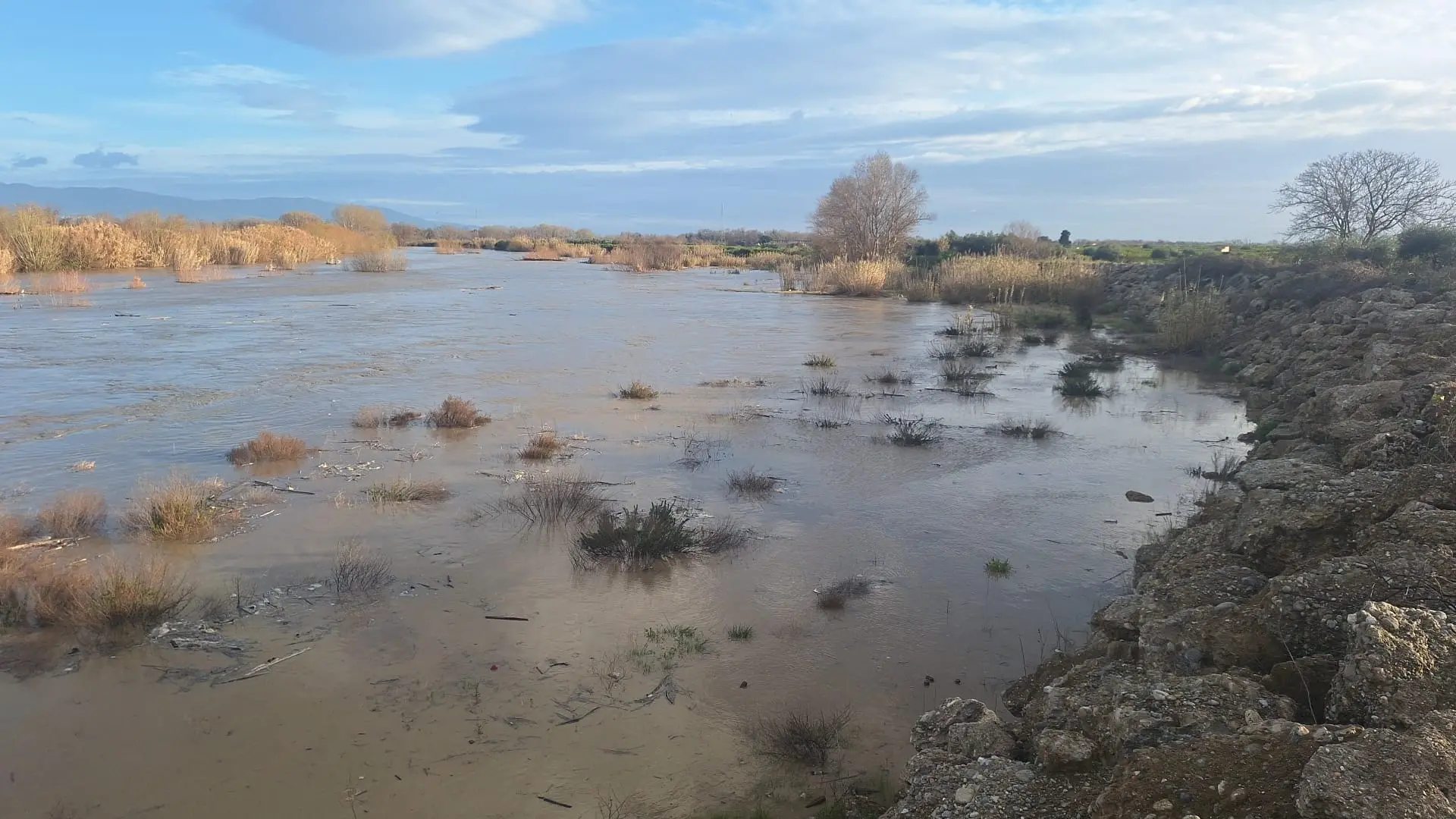 Metri cubi d’acqua nelle case, milioni di euro nei cassetti: così il Crati è rimasto prigioniero dell’emergenza\n