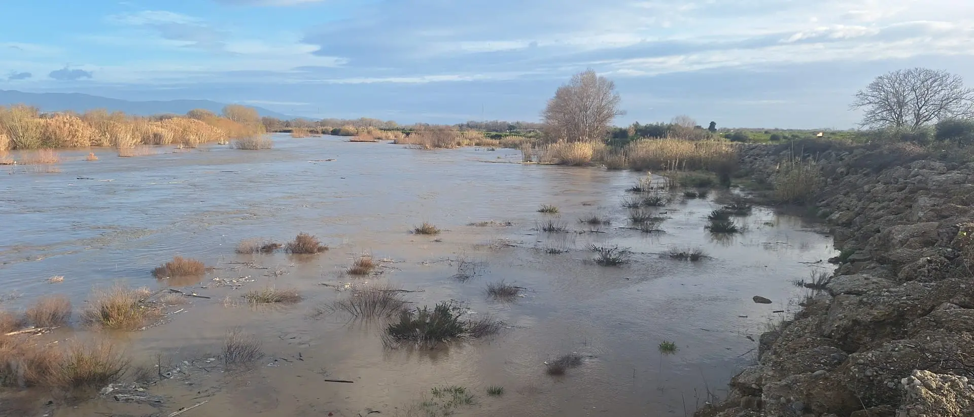 Metri cubi d’acqua nelle case, milioni di euro nei cassetti: così il Crati è rimasto prigioniero dell’emergenza\n