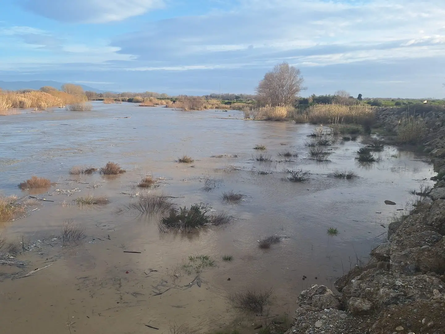 Metri cubi d’acqua nelle case, milioni di euro nei cassetti: così il Crati è rimasto prigioniero dell’emergenza