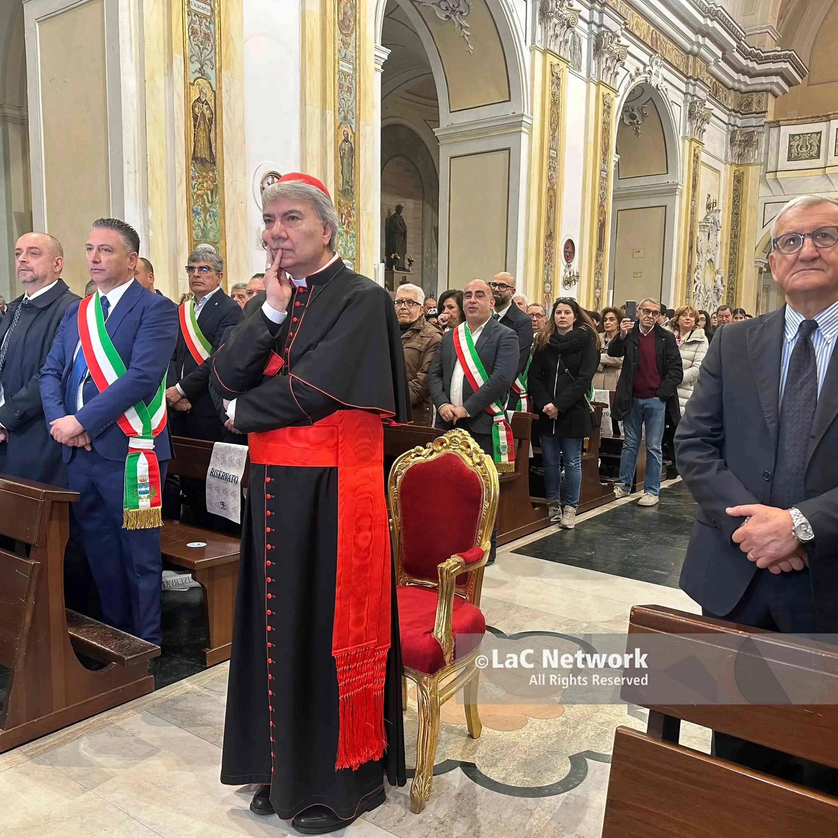 <p>Squillace accoglie don Mimmo Battaglia come cittadino onorario </p>