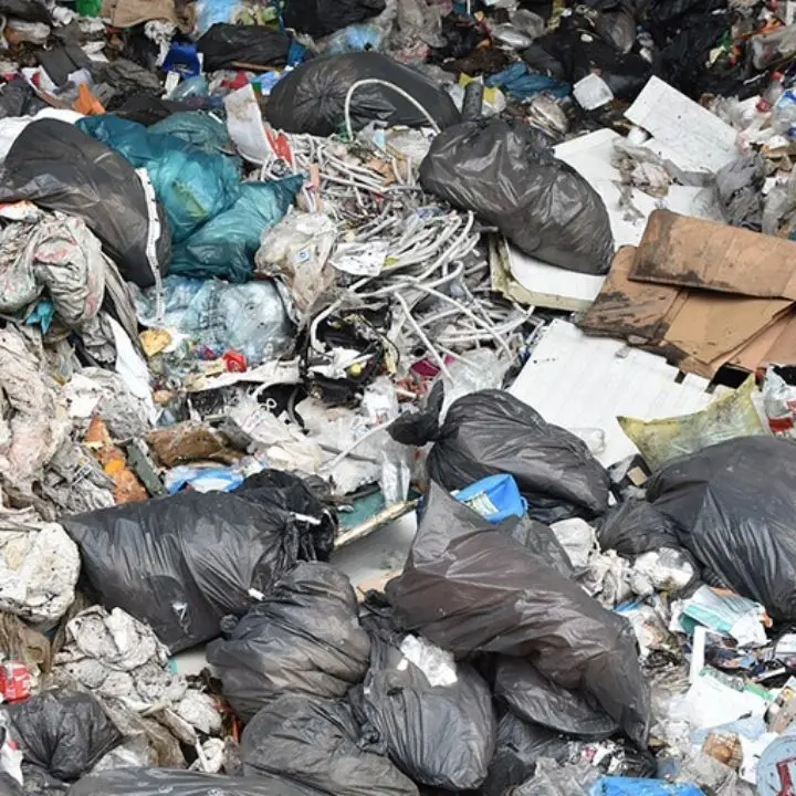 <p>Porto di Bari, traffico illecito di rifiuti: indagati un imprenditore di Tarsia e funzionari della Regione Calabria</p>