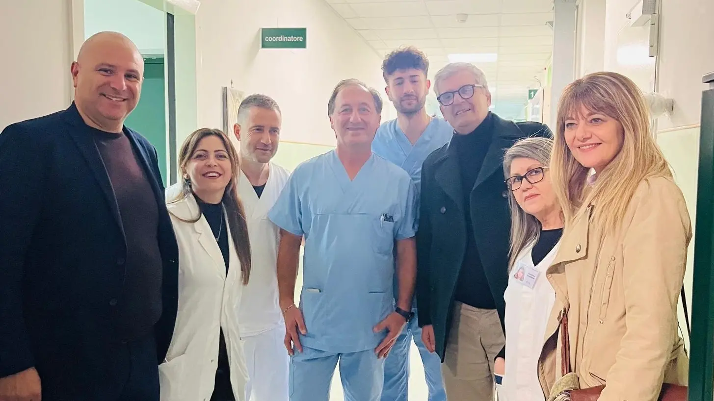 <p>Una foto di gruppo durante la visita del commissario Vitaliano De Salazar</p>\\n