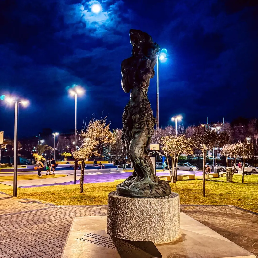 Luna sul Tempietto: sospiri e giochi lontani\n