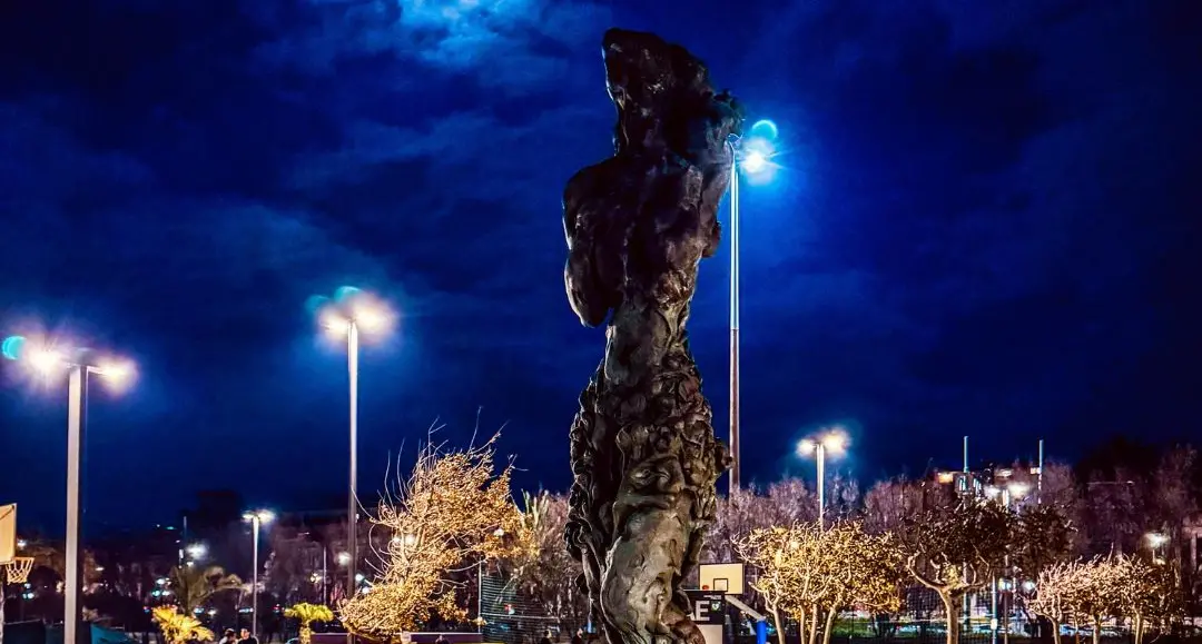 Luna sul Tempietto: sospiri e giochi lontani\n