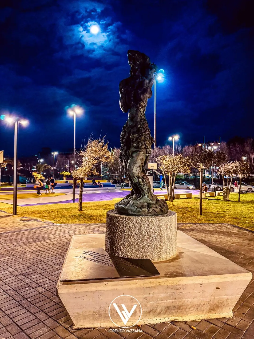 Luna sul Tempietto: sospiri e giochi lontani\n