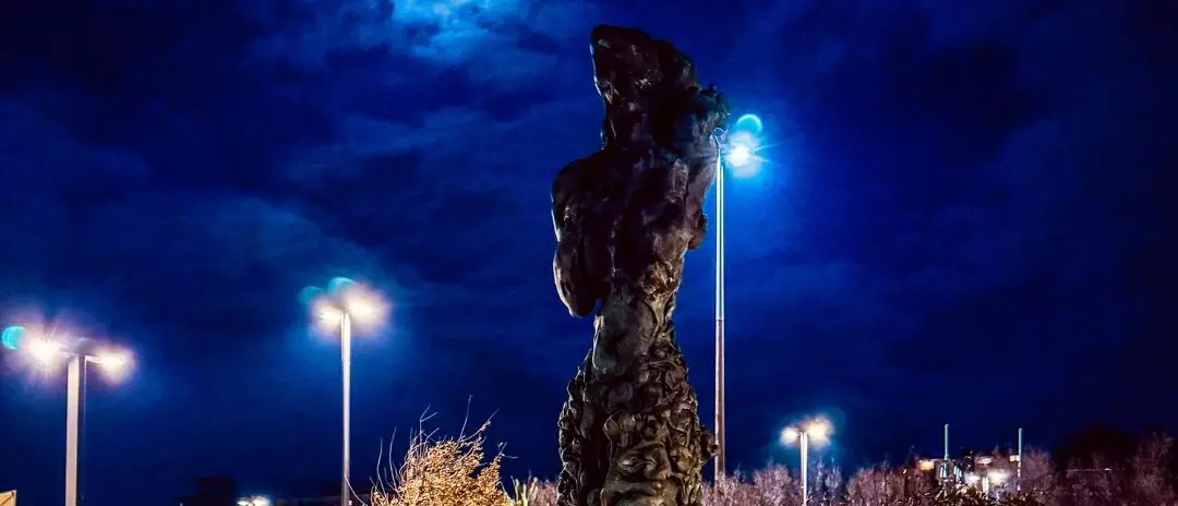 Luna sul Tempietto: sospiri e giochi lontani\n