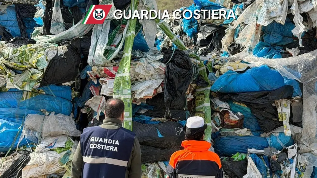 Traffico di rifiuti dal porto di Bari, indagini alla Regione Calabria