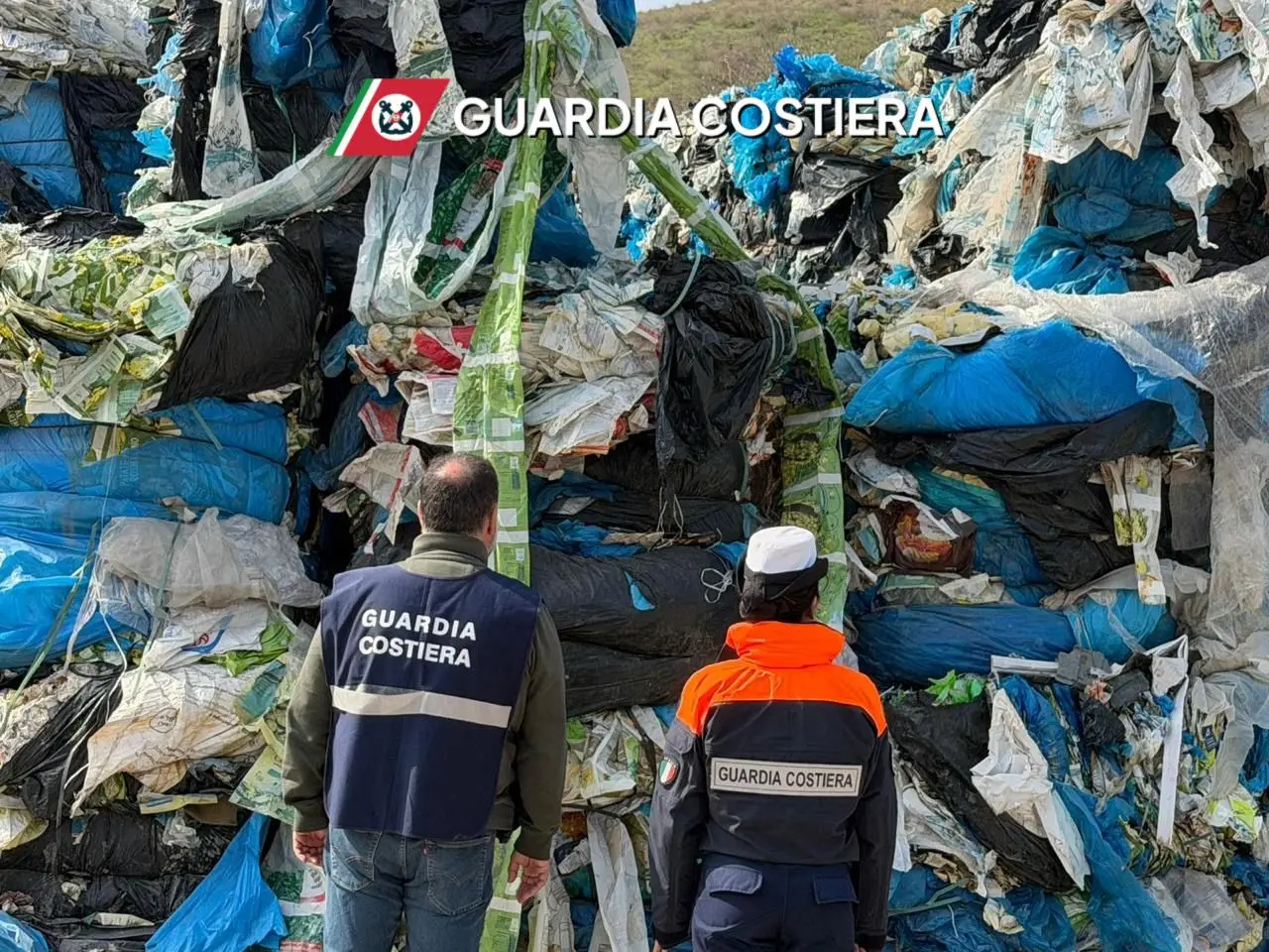 Traffico di rifiuti dal porto di Bari, indagini alla Regione Calabria