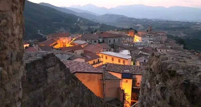 Uccidere la morte. L’ultima bestemmia d’amore di un Sud che non vuole sparire\n