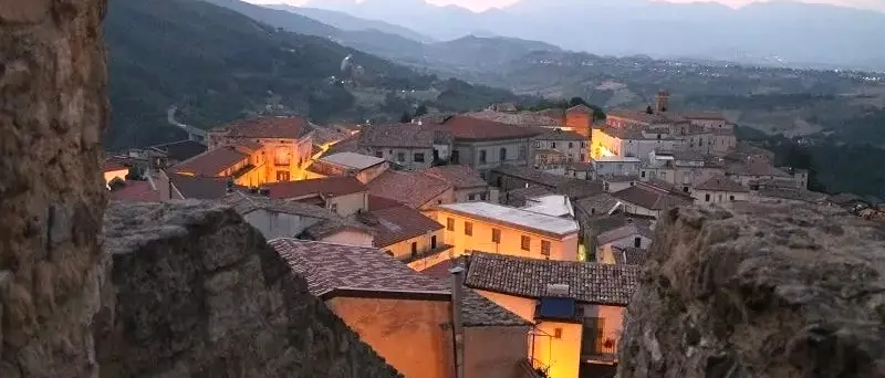 Uccidere la morte. L’ultima bestemmia d’amore di un Sud che non vuole sparire\n