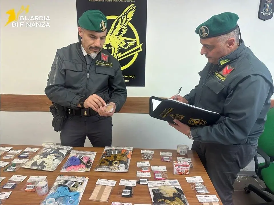 Prodotti contraffatti, la finanza sequestra oltre 36mila articoli a Catanzaro, Lamezia Terme e Guardavalle\n