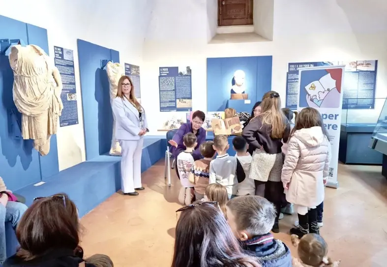Il castello delle storie fiorite: a Vibo laboratori e letture ad alta voce entusiasmano i bambini\n