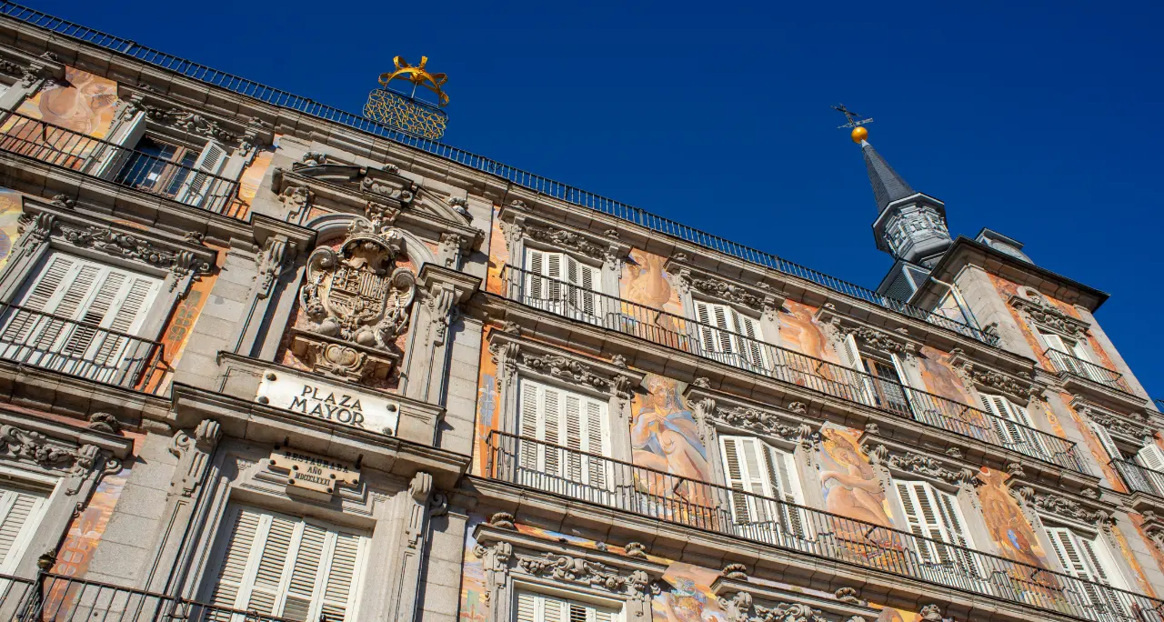 Perché la Spagna cresce e l’Italia resta indietro: lavoro stabile, rinnovabili e salari minimi più alti\n