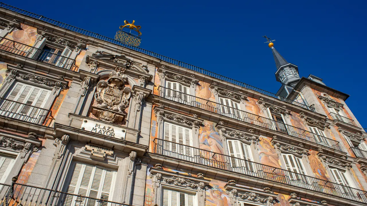 Perché la Spagna cresce e l’Italia resta indietro: lavoro stabile, rinnovabili e salari minimi più alti\n