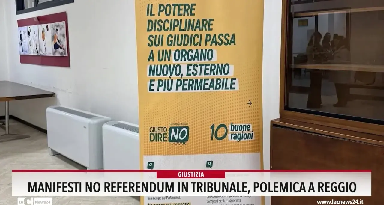 Manifesti no referendum in tribunale, polemica a Reggio