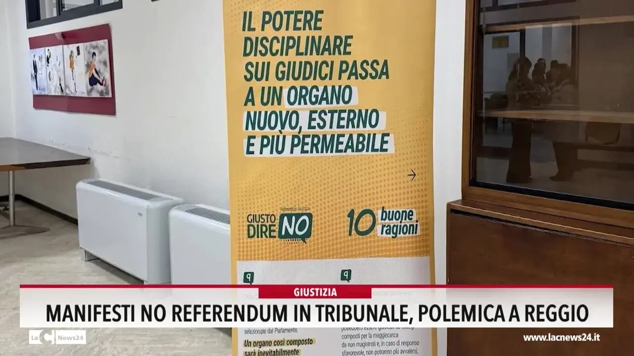 Manifesti no referendum in tribunale, polemica a Reggio