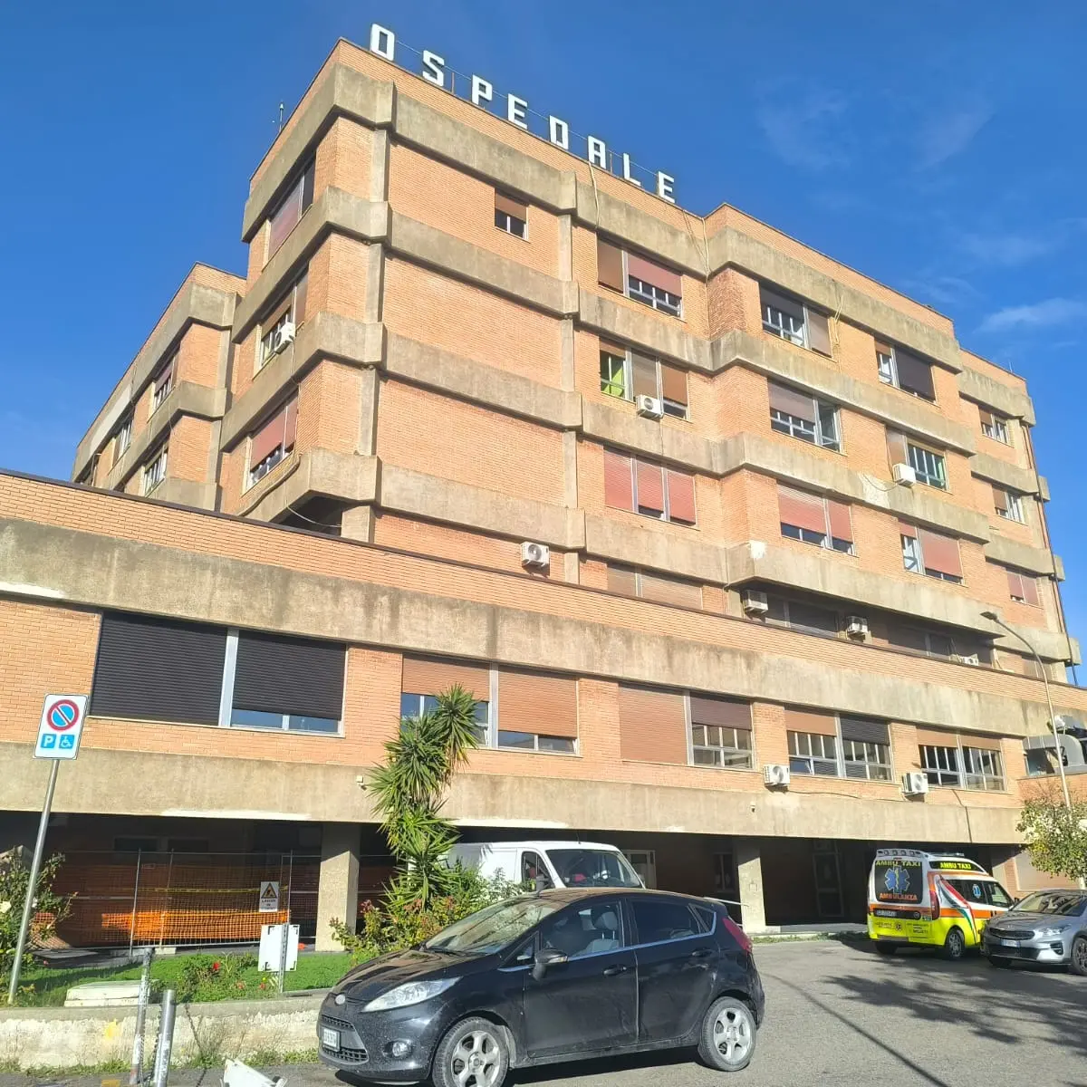 Trebisacce, donna trovata morta davanti al Pronto Soccorso: si tratta di Ornella Forastefano. Ipotesi femminicidio\n