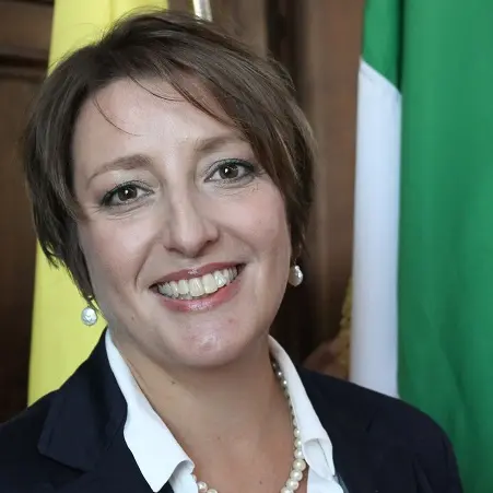 Congratulazioni dell'assessora Giuliana Furrer al catanzarese Massimo Esposito premiato per la miglior colomba gelato italiana\n