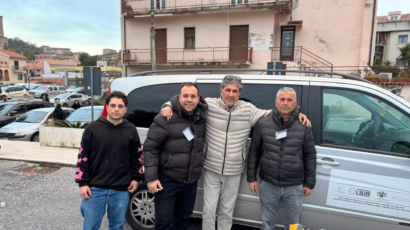 <p>Alcuni volontari che hanno gli sceening</p>\\n