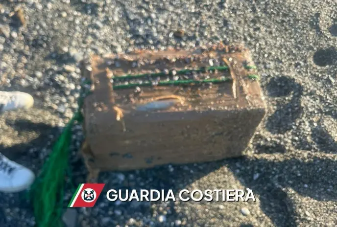 Un pacco di droga sulla spiaggia di Curinga: la Guardia costiera di Vibo sequestra 62 chili di hashish\n
