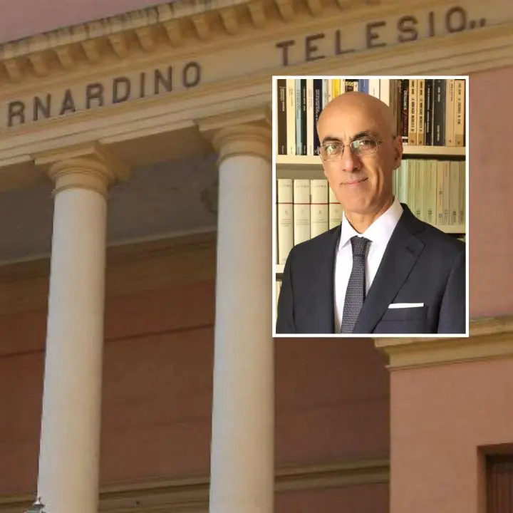 <p>La grande fuga degli studenti dal <span style=\"color:hsl(0, 75%, 60%);\">liceo classico</span>, il Prof. del “Telesio” Autiero: «Di questo passo rischiamo l’estinzione»</p>