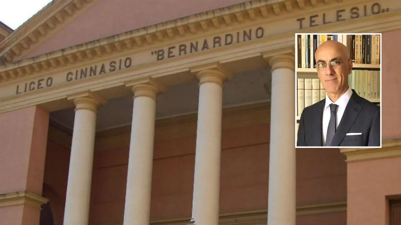 La grande fuga degli studenti dal liceo classico, il Prof. del “Telesio” Autiero: «Di questo passo rischiamo l’estinzione»\n