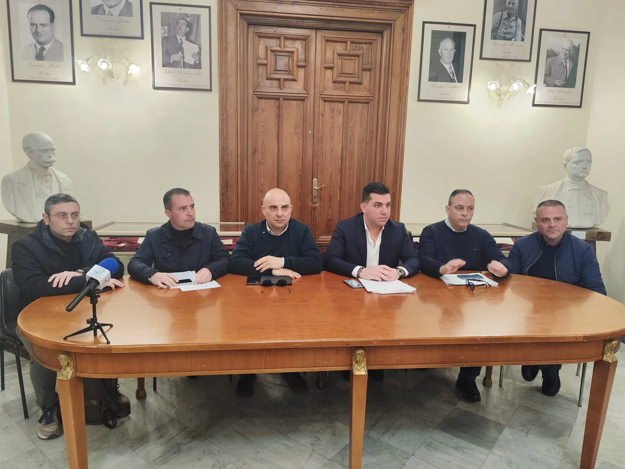 Circoscrizioni a Reggio, il centrodestra agguerrito rifiuta il “casting” del listone: «Sarà battaglia in aula e non escludiamo di impugnare il regolamento»\n