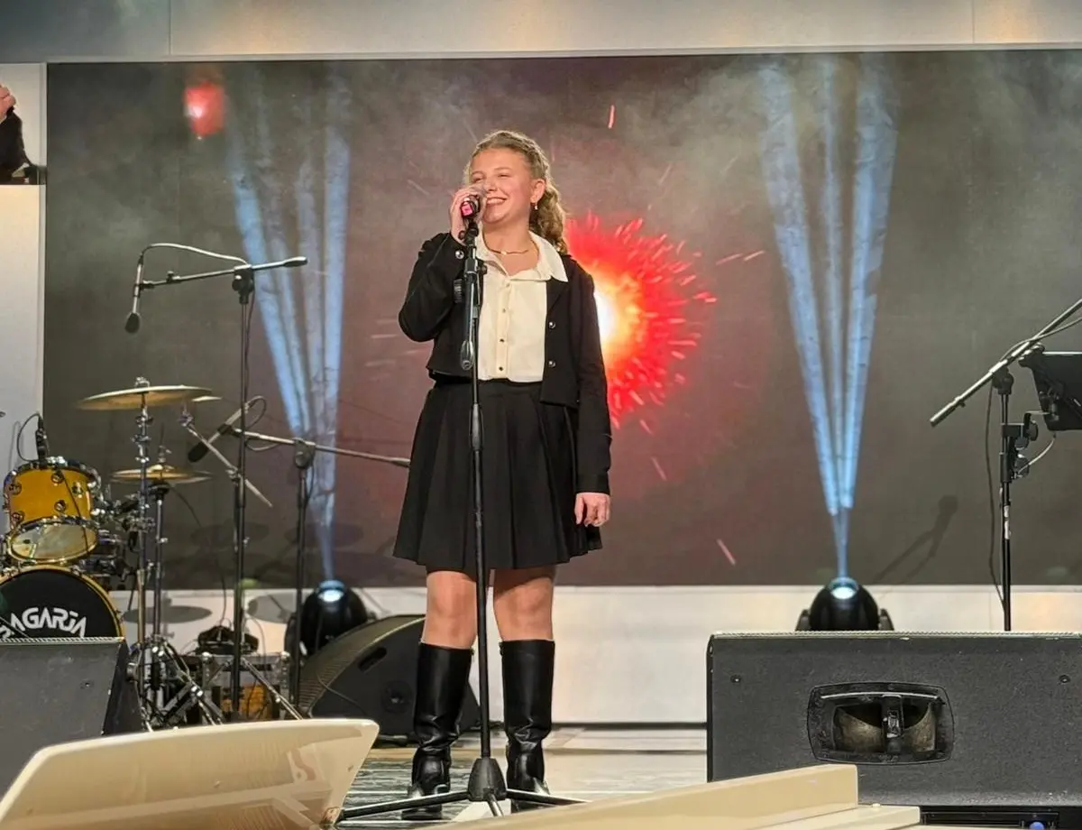 Joana da Crosia, dodici anni e una voce splendida che conquista il palco\n