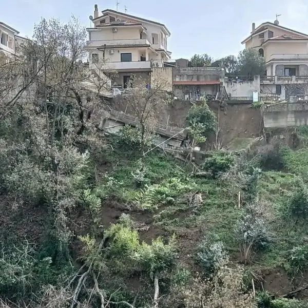<p>Maltempo a <span style=\"color:hsl(0, 75%, 60%);\">Belvedere Marittimo</span>, nuova frana: sette famiglie costrette a lasciare casa</p>