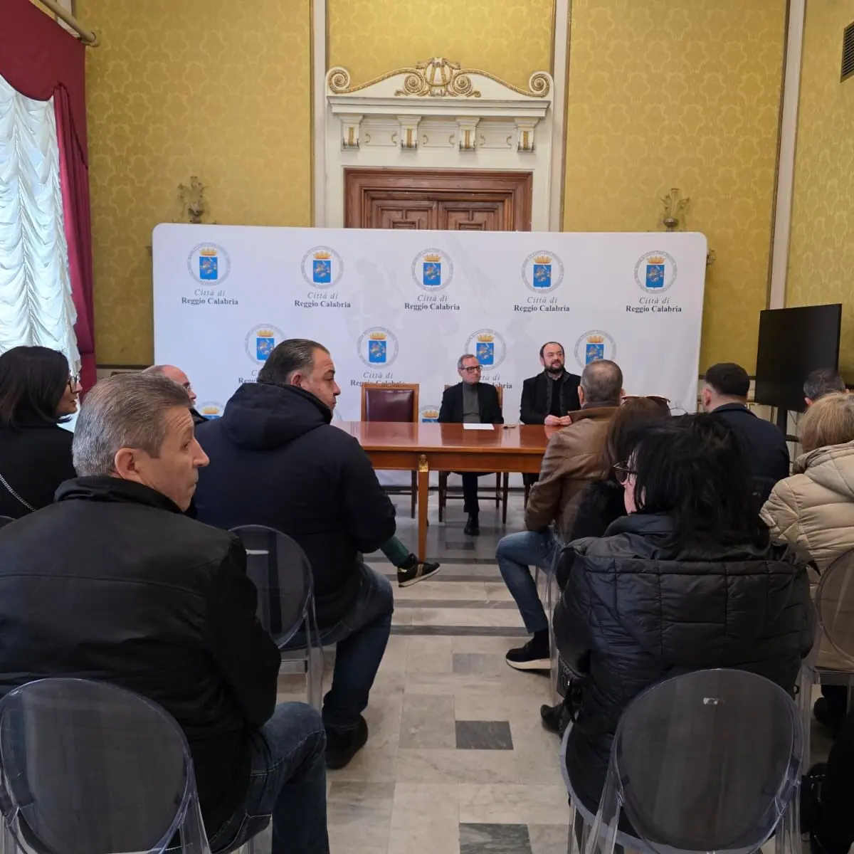 Lavoratori ex Gicap s.p.a. a palazzo San Giorgio, Battaglia: «Saremo promotori di un tavolo col Prefetto»\n