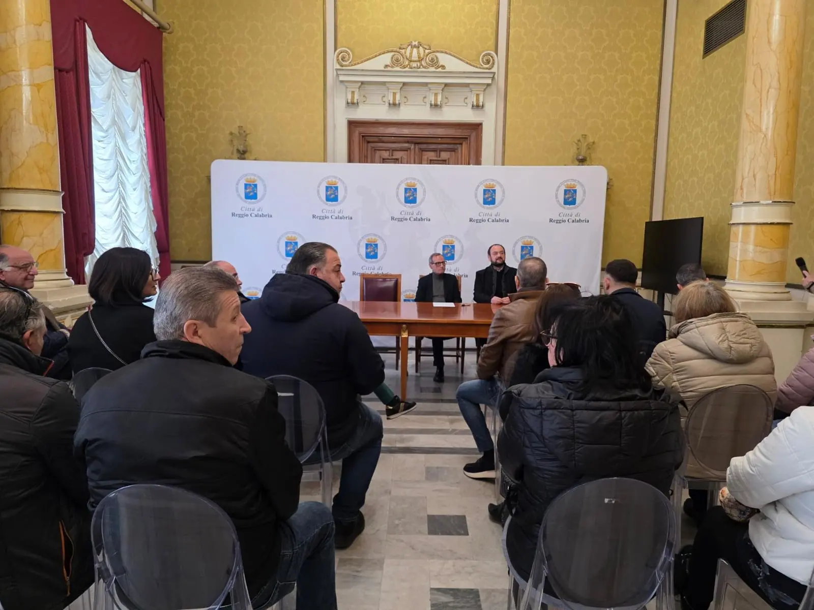 Lavoratori ex Gicap s.p.a. a palazzo San Giorgio, Battaglia: «Saremo promotori di un tavolo col Prefetto»\n