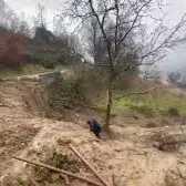 Strada distrutta dalla piena del torrente Jassa: le famiglie sfollate convocano una conferenza stampa