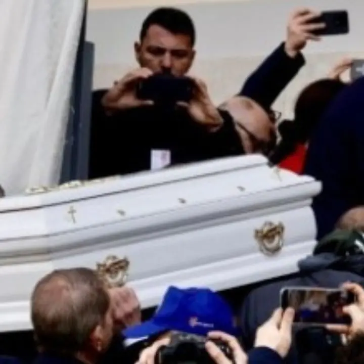 Funerali di Domenico Calinedo: a Nola l’addio al bimbo morto dopo un trapianto di cuore\n