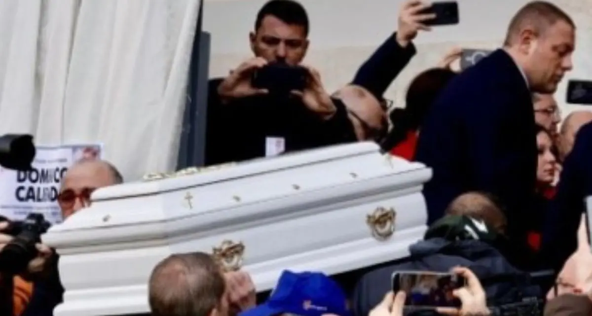 Funerali di Domenico Calinedo: a Nola l’addio al bimbo morto dopo un trapianto di cuore\n